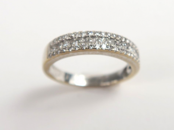 Bague en or gris, ornée de brillants. Poids tel : 4 g. TDD : 53,5