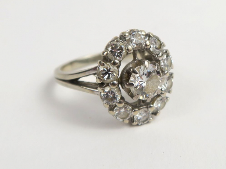 Bague marguerite en or blanc, ornée d'un brillant central dans un ento