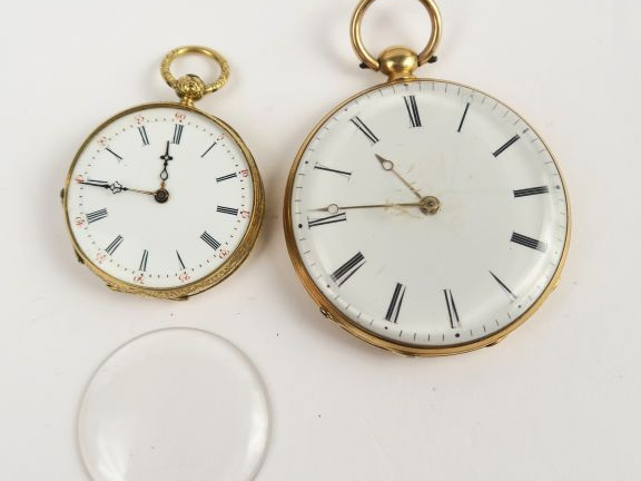 Montre de gousset (cuvette en métal) et montre de col en or. Poids tel