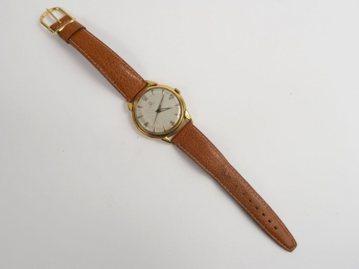 OMEGA. Montre bracelet, boitier en or, bracelet cuir et métal doré. Po