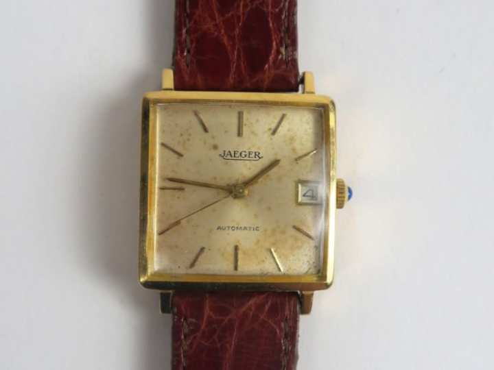 JAEGER. Montre d'homme, boitier en or de forme rectangulaire. Poids te