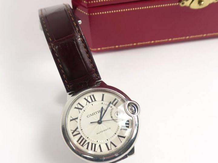 CARTIER. Montre d'homme, modèle Ballon bleu, bracelet en cuir.