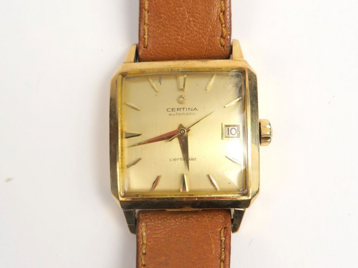 CERTINA. Montre bracelet, boitier en or, bracelet cuir et métal doré. 