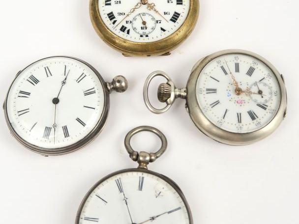 Trois montres de gousset en argent. Poids tel : 170 g. On y joint une 