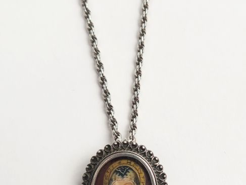 Médaillon orné d'une miniature, avec sa chaine en argent