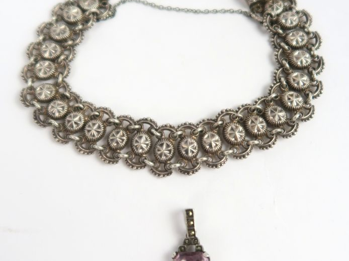 Bracelet en argent. Poids : 13,8 g. On y joint un pendentif en argent,