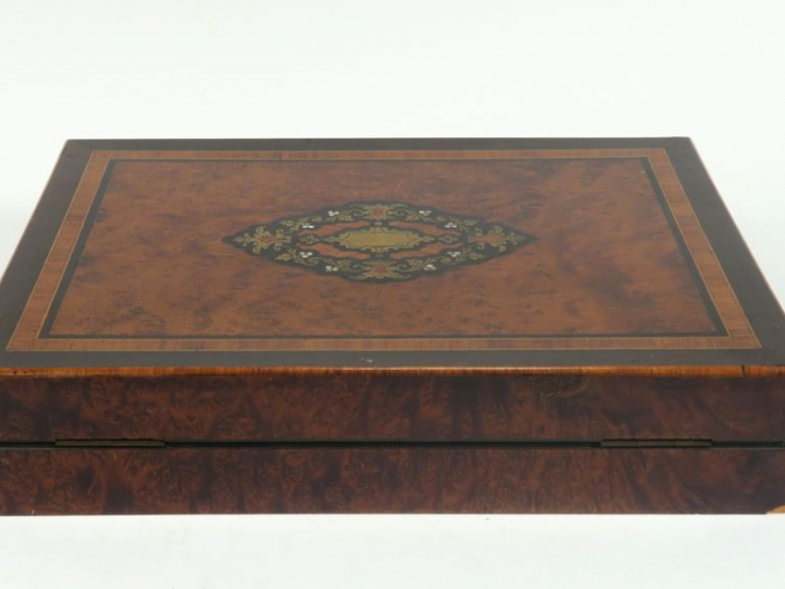 Boîte à jeux Napoléon III en marqueterie Boulle et son contenu de jeto