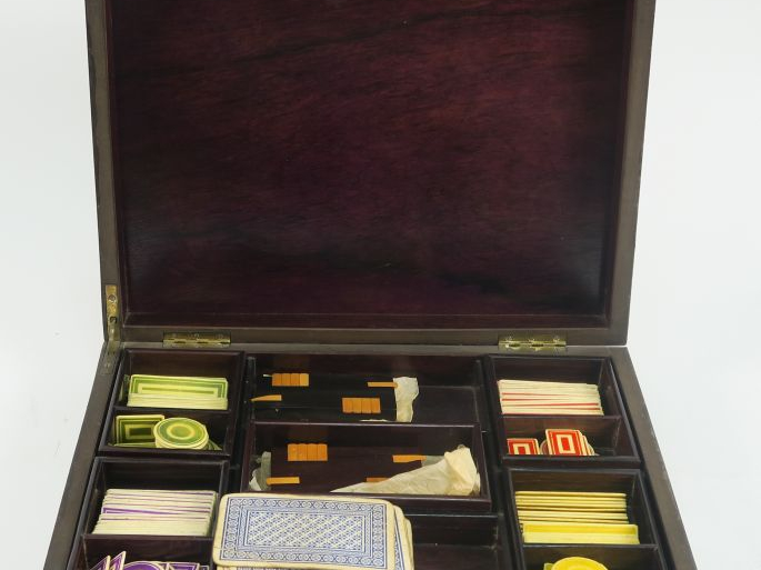 Boîte à jeux Napoléon III en marqueterie Boulle et son contenu de jeto