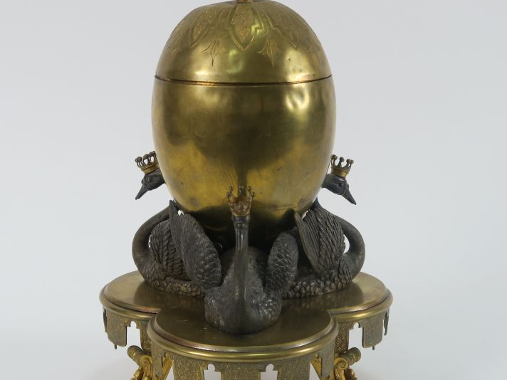 Rafraichissoir en bronze, à décor de trois cygnes couronnés. H. 34 cm 