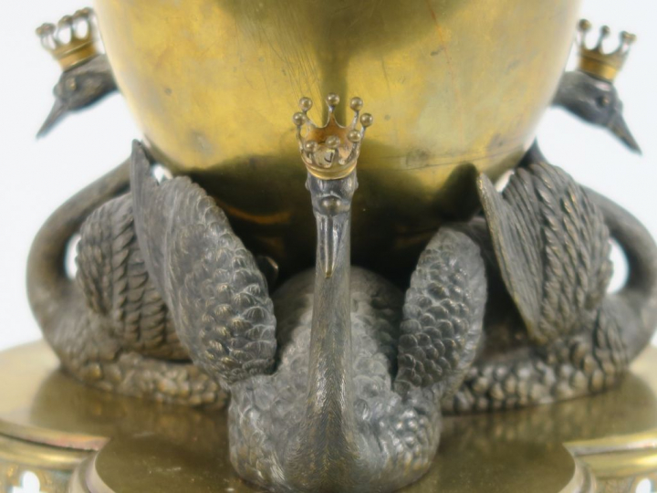 Rafraichissoir en bronze, à décor de trois cygnes couronnés. H. 34 cm 