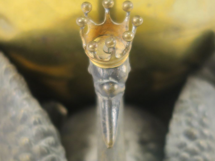 Rafraichissoir en bronze, à décor de trois cygnes couronnés. H. 34 cm 