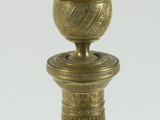 Paire de bougeoirs XIXème de style Empire en bronze, à décor de fleurs