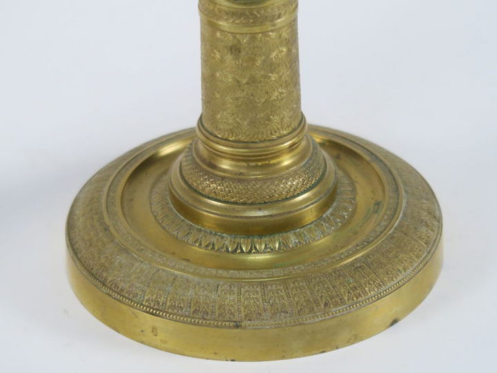 Paire de bougeoirs XIXème de style Empire en bronze, à décor de fleurs