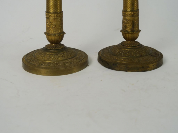 Paire de bougeoirs XIXème de style Empire en bronze doré, à décor d'éc