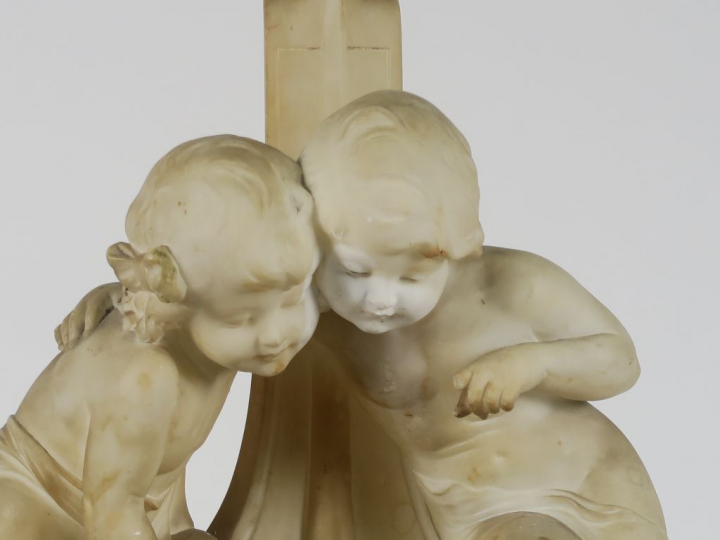 C. CIPRIANI "Enfants à la fontaine" Groupe en albâtre.  Signé.  H. 71 