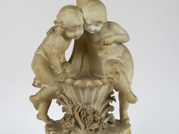 C. CIPRIANI "Enfants à la fontaine" Groupe en albâtre.  Signé.  H. 71 