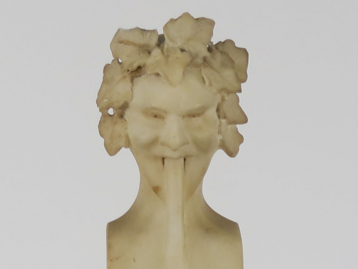 C. CIPRIANI "Enfants à la fontaine" Groupe en albâtre.  Signé.  H. 71 