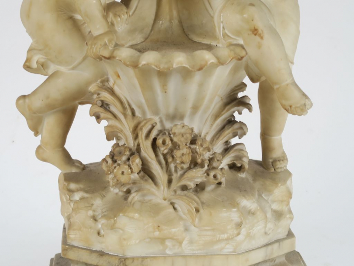 C. CIPRIANI "Enfants à la fontaine" Groupe en albâtre.  Signé.  H. 71 