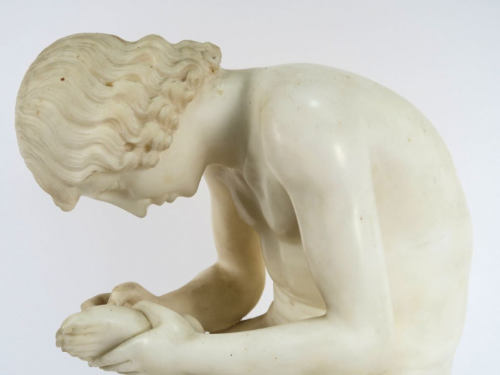 "Le spinario" Sculpture en albâtre.  Socle en bois portant un cartouch