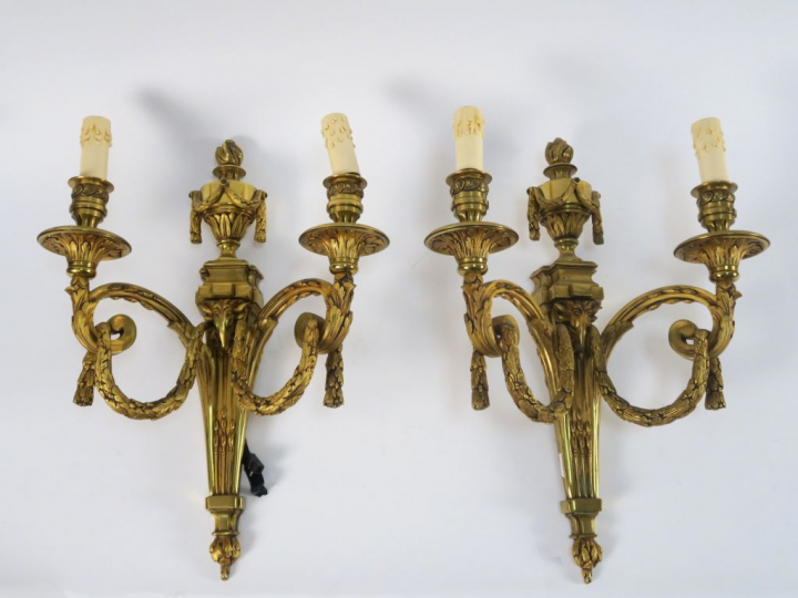 Paire d'appliques de style Louis XVI en bronze doré, à décor de guirla