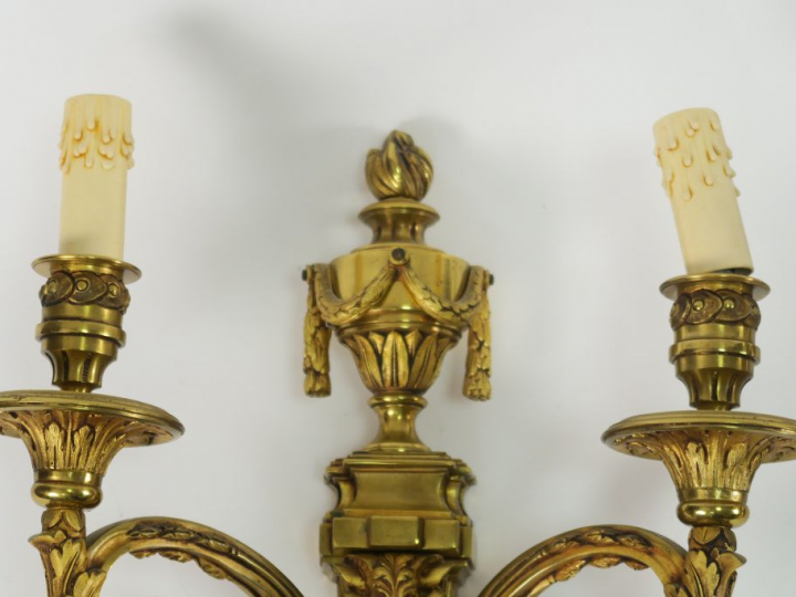 Paire d'appliques de style Louis XVI en bronze doré, à décor de guirla