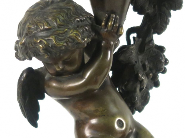 Paire de candélabres en bronze à patine brune et marbre noir, à décor 