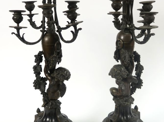 Paire de candélabres en bronze à patine brune et marbre noir, à décor 