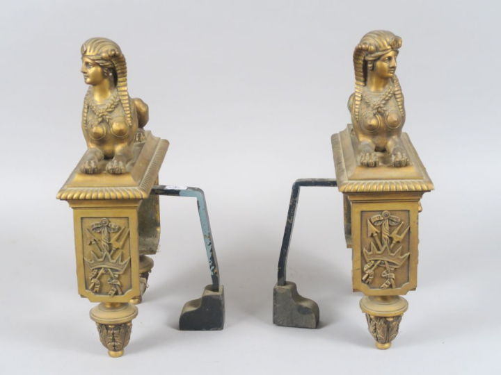 Paire de chenêts XIXème de style retour d'Egypte en bronze doré, à déc