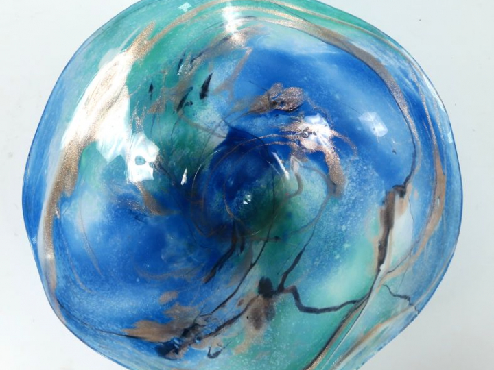 Michèle LUZORO.  Coupe "volantée lagon" en verre soufflé. Signée sous 