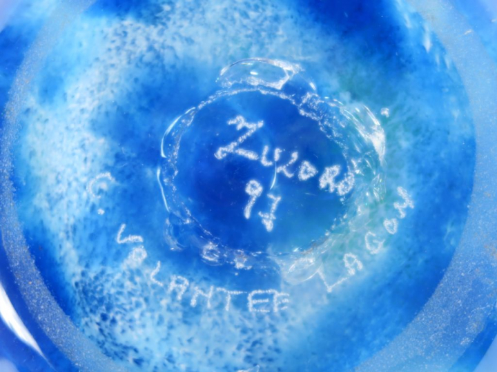 Michèle LUZORO.  Coupe "volantée lagon" en verre soufflé. Signée sous 