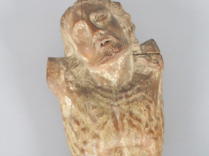 Christ début XVIIIème en bois sculpté.  H. 42 cm  (manques)