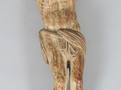 Christ début XVIIIème en bois sculpté.  H. 42 cm  (manques)