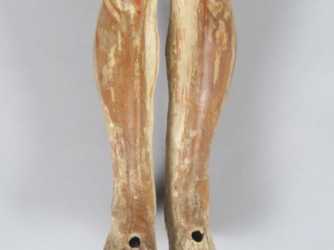 Christ début XVIIIème en bois sculpté.  H. 42 cm  (manques)