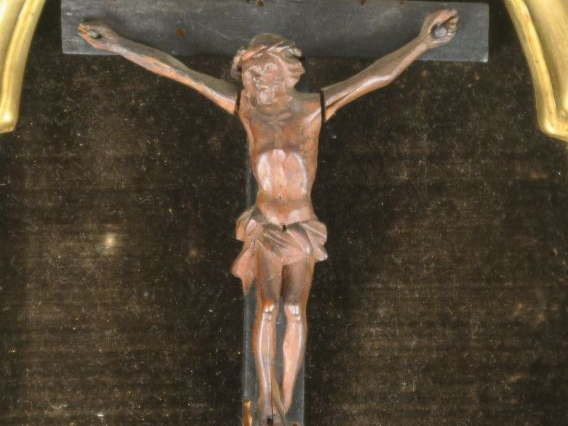 Bénitier XVIIIème en bois et stuc doré, à décor ajouré de rinceaux et 