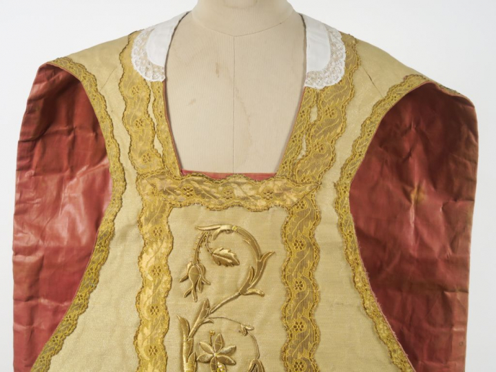Chasuble fin XIXème - début Xxème. Fond drap d’or. Orfroi avant aux ar