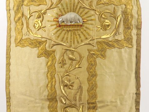 Chasuble fin XIXème - début Xxème. Fond drap d’or. Orfroi avant aux ar