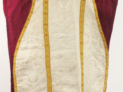 Chasuble début Xxème, fond satin façonné crème, à décor polylobé, orfr