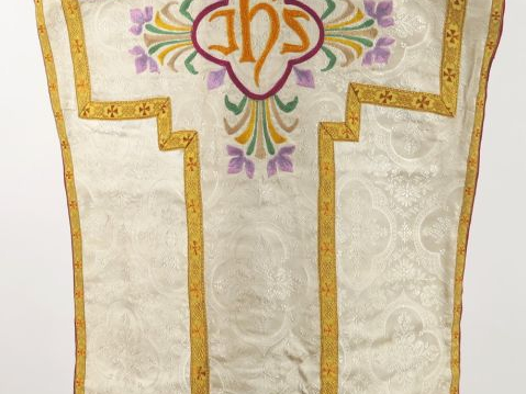 Chasuble début Xxème, fond satin façonné crème, à décor polylobé, orfr