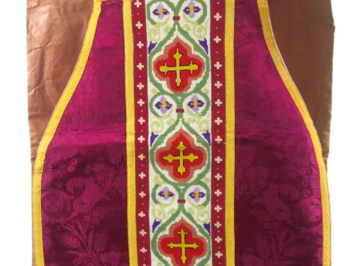 Chasuble fin XIXème - début Xxème. Fond damas violet, à décor néo-goth