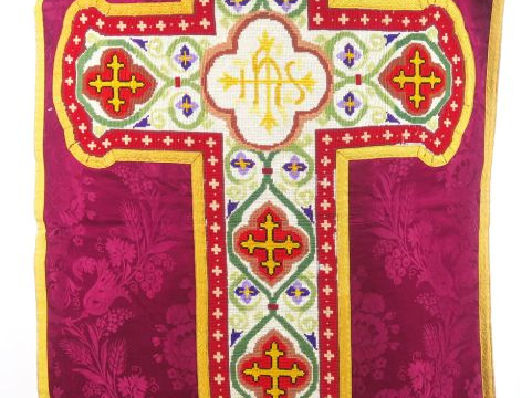 Chasuble fin XIXème - début Xxème. Fond damas violet, à décor néo-goth
