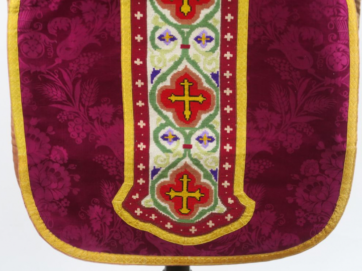 Chasuble fin XIXème - début Xxème. Fond damas violet, à décor néo-goth