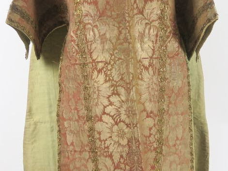 Somptueuse dalmatique Louis XV, étoffe façonnée, décor lancé aux fils 