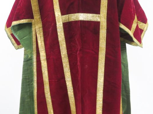 Très belle dalmatique  XVIIIème - XIXème en velours de soie rouge inca
