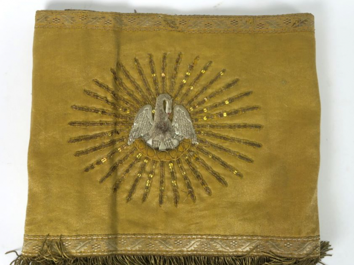Devant d’autel ou antependium  XIXème.   Fond drap d’or, brodé d’or, à