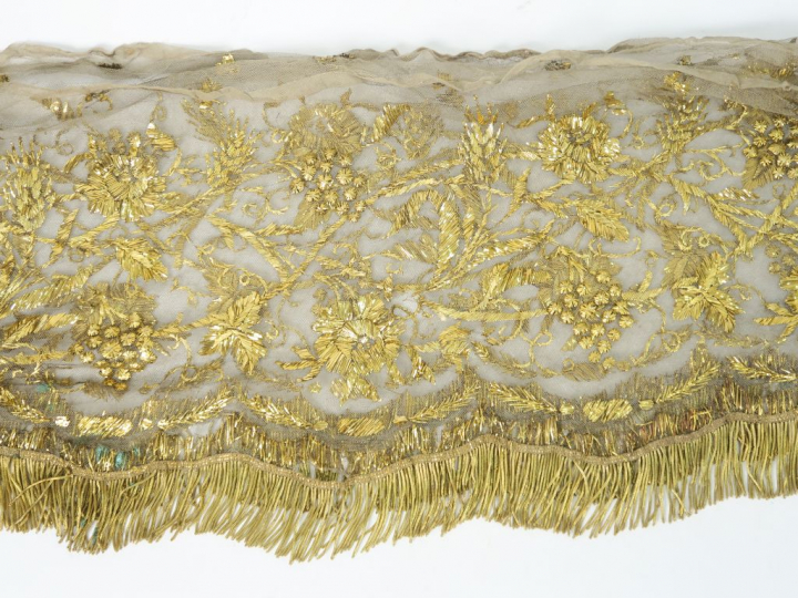 Antependium en tulle, belle broderie de lames dorées, à décor de pampr