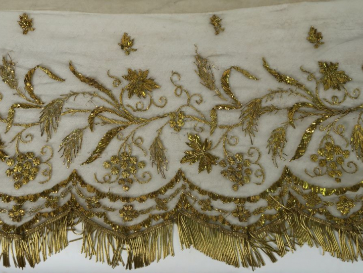 Antependium en tulle. Belle  broderie de lames dorées à décor de pampr