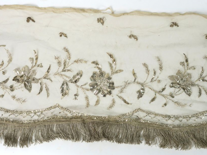 Antependium en tulle. Belle  broderie de lames argentées, à décor flor