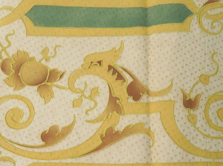 Encadrement de porte XIXème, broderie d’application. Bel état d’usage.