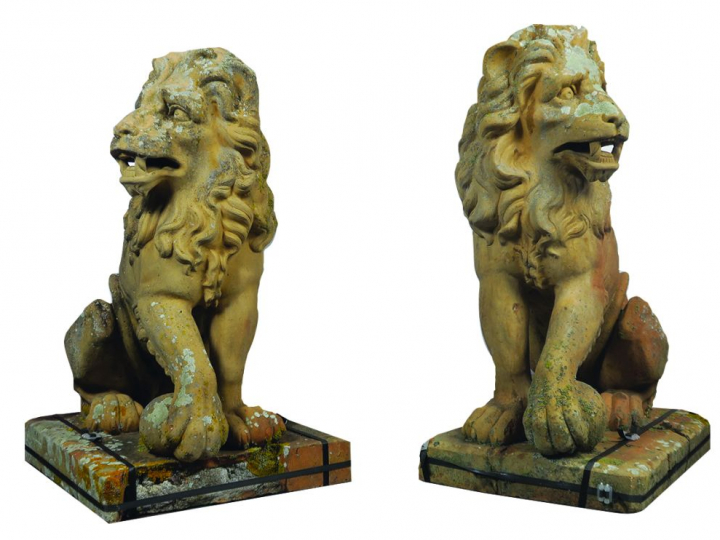 Paire de lions en terre cuite. Fin XVIIIème - Début XIXème. H. 82 c m 