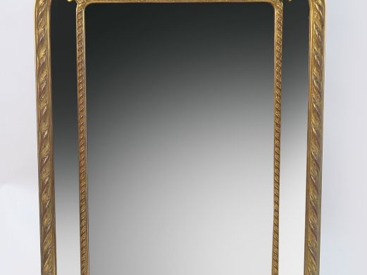 Glace à parcloses Napoléon III de style Louis XV en bois et stuc doré.